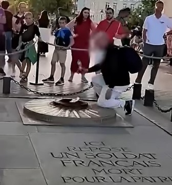 Pria nyalakan rokok di api monumen Arc de Triomphe. (YouTube @Le Parisien) 